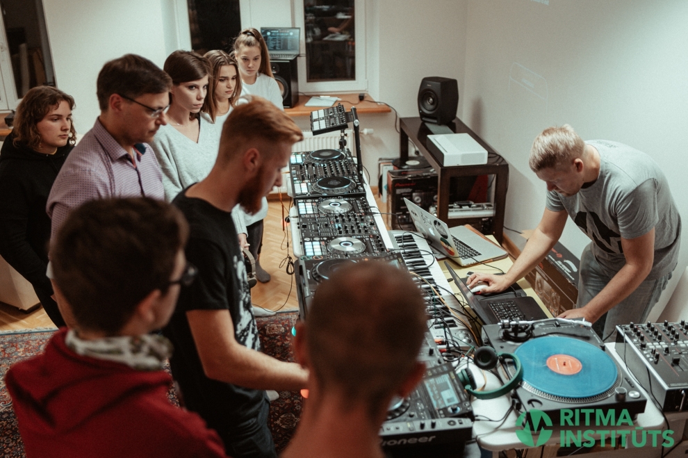 EAF08032_ritma_instituts_nodarbibas_dj_skola_rigas-vgjssplkm.jpg