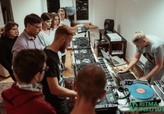 EAF08032_ritma_instituts_nodarbibas_dj_skola_rigas-jqsrhiaak.jpg