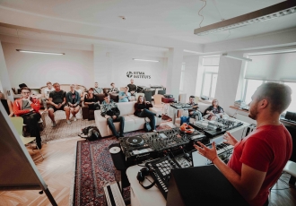 _RPF0230_ritma_institits_dj_skola_riga_alex-o-covpaufmc.jpg